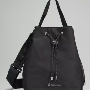Lululemon drawstring bucket bag 5L black
